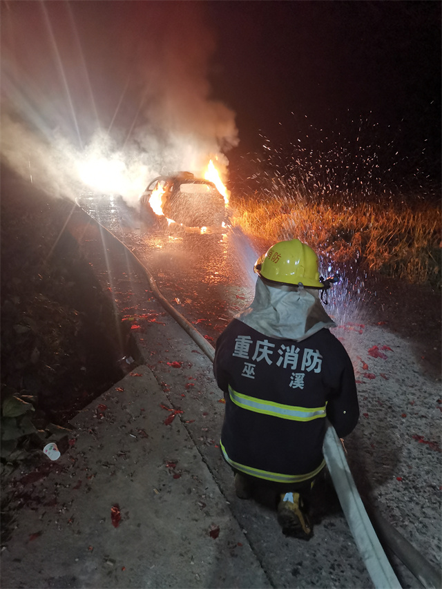 在火場撲火的詹航。天元鄉供圖