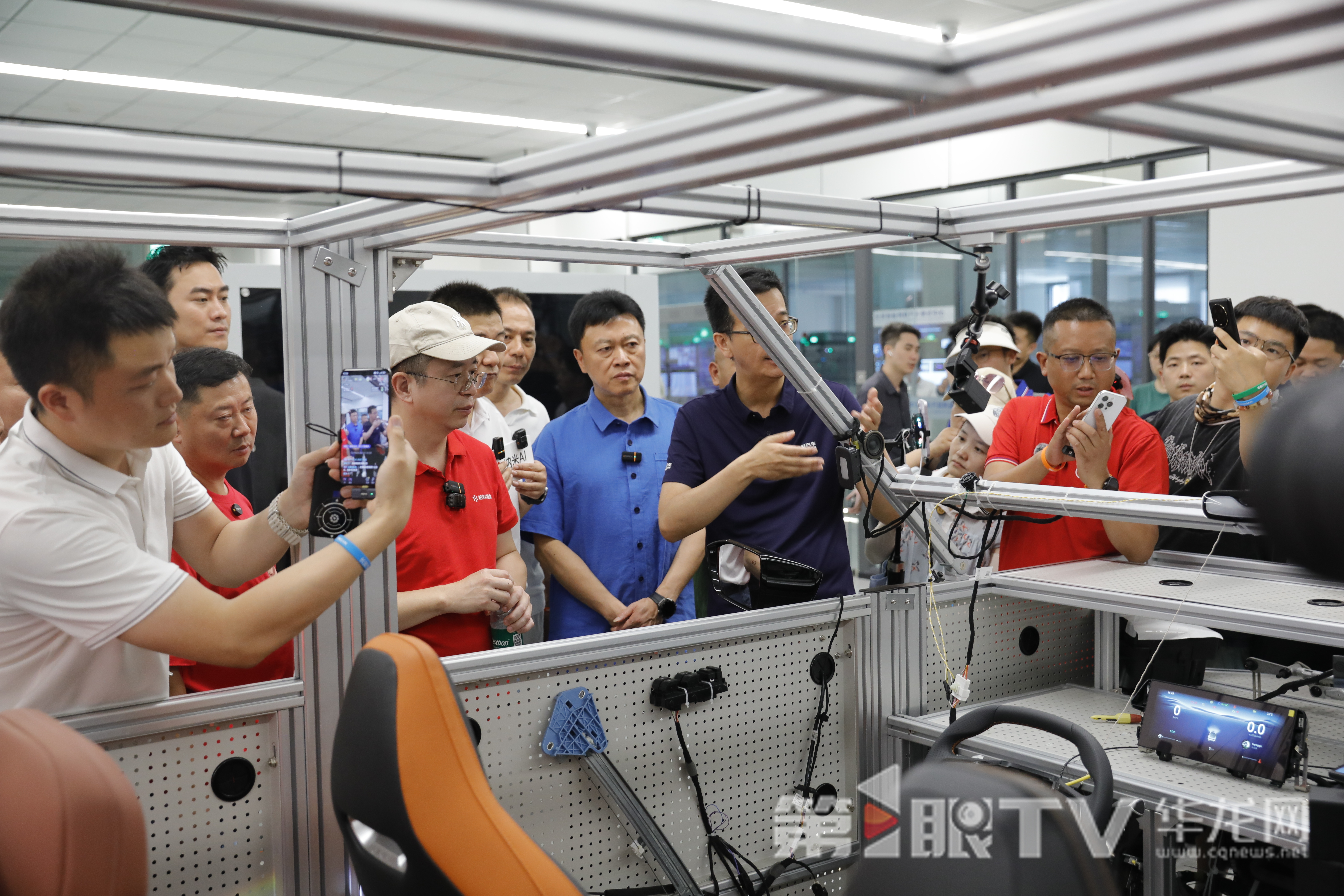 周鴻祎參觀參觀長安汽車全球智能網聯汽車測試中心。 第1眼TV-華龍網記者 石濤 攝