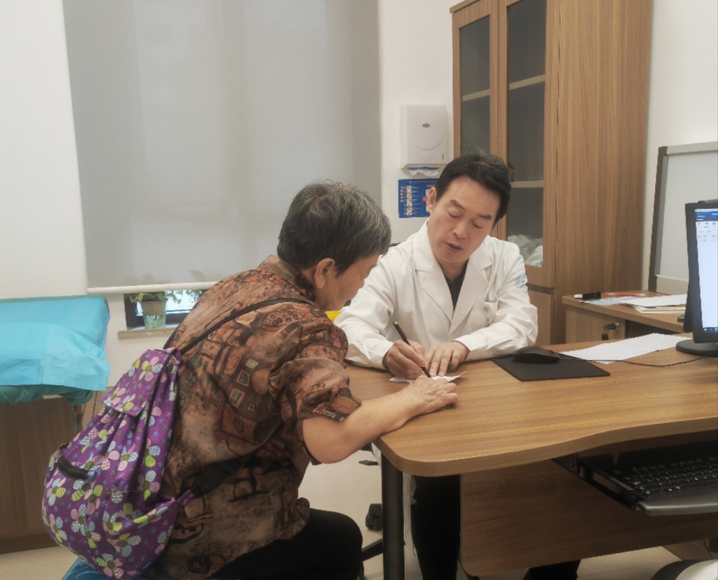 趙高峰教授和患者在門診進行溝通。 重醫附一院供圖