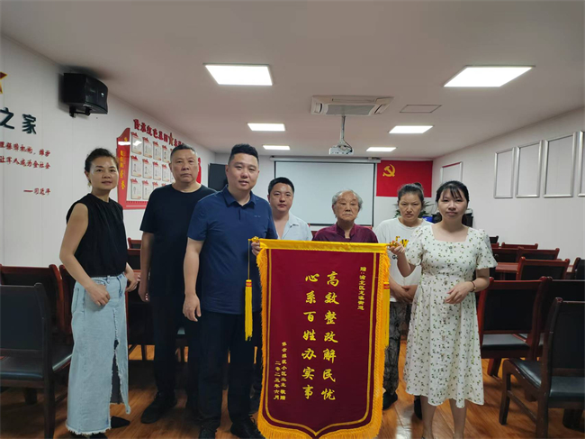依云雅筑小區業主委員會及居民代表感謝社區為民辦實事送錦旗。通訊員 趙青依柔 攝