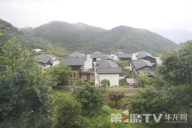 掩映在風景里的荊竹村民宿群。第1眼TV-華龍網首席記者 李文科 攝