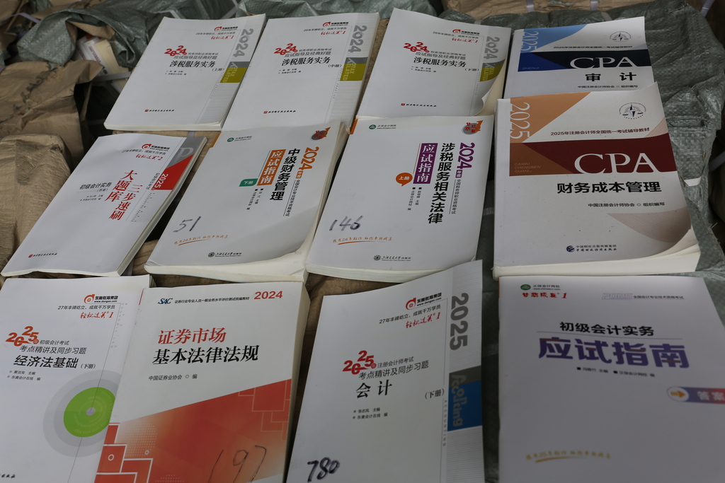 該團伙銷售的部分盜版教輔書籍 。 警方供圖