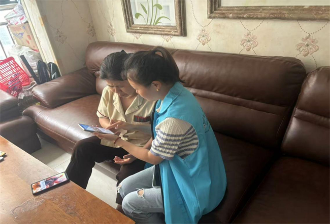 社保員上門教退休人員進行社保待遇資格認證。通訊員 趙青依柔 攝