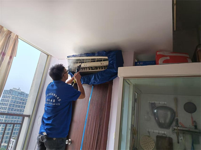 重慶鑫訊電器有限公司志愿者為特殊群體家庭清洗空調。通訊員 趙青依柔 攝
