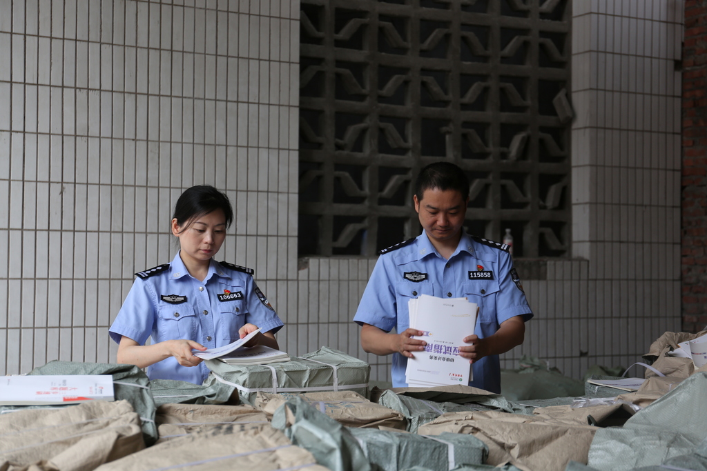 民警當場查獲上萬冊盜版教輔 。 警方供圖