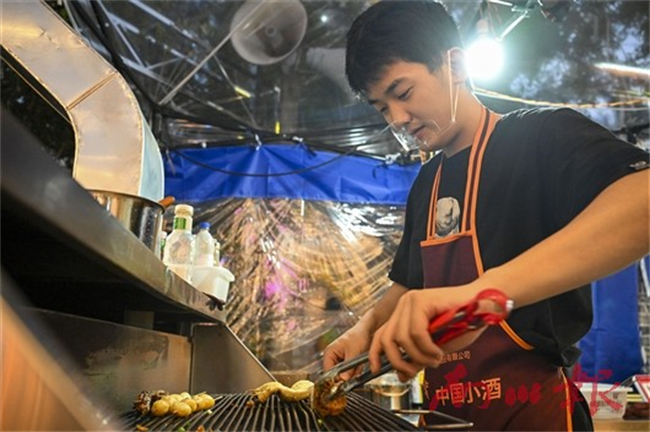 燒烤師傅精心為客人烹飪食材。記者 甘昊旻 攝