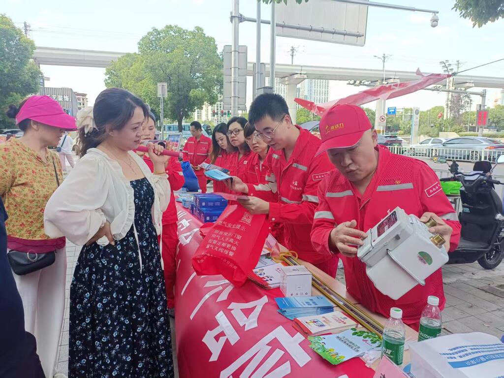 工作人員現場解答市民疑問。受訪者供圖