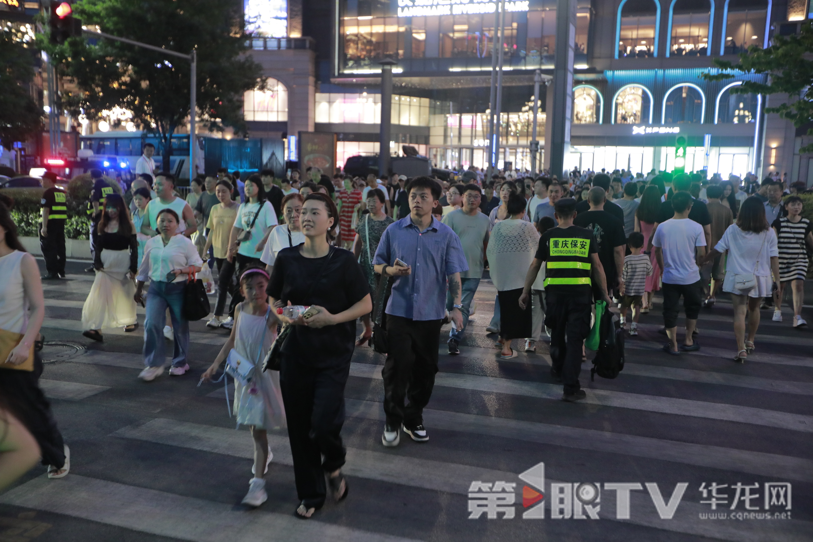前往南濱路觀看無人機表演的人群。第1眼TV-華龍網記者 陳洋 攝