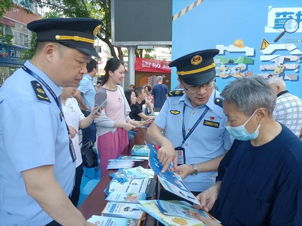 執法隊員向群眾普及水上交通安全知識。受訪者供圖
