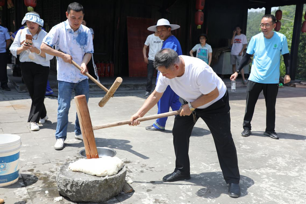 游客體驗打糍粑。武隆浩口鄉政府供圖