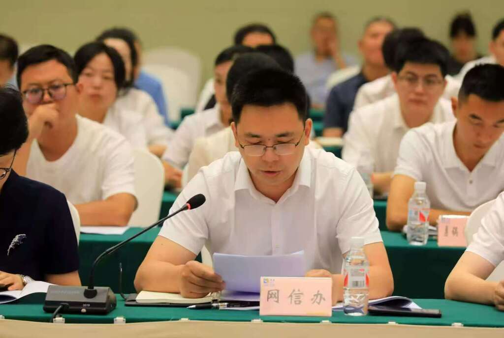 涪陵区委网信办主任韦鸿发言。
