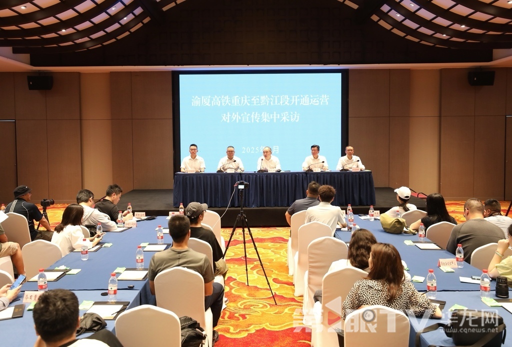 黔江區主要領導與媒體記者交流。第1眼TV-首席記者 李文科 攝