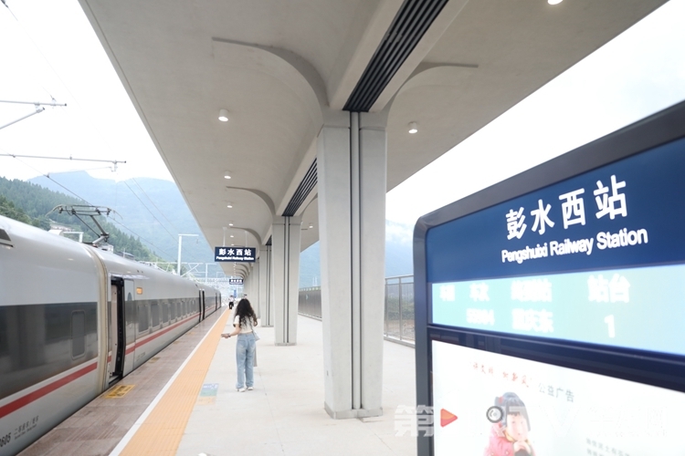 列車進站。第1眼TV-華龍網首席記者 李文科 攝