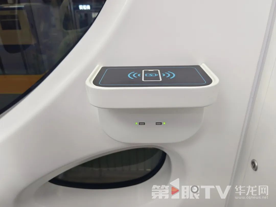 車廂內的無線充電設備。第1眼TV-華龍網記者 劉艷 攝