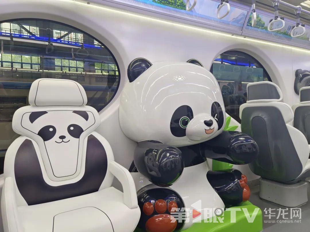 車廂中央的熊貓玩偶裝置。第1眼TV-華龍網記者 劉艷 攝
