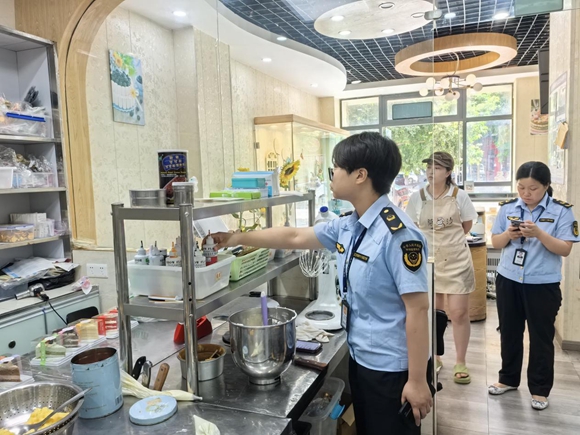 市場監管工作人員走進餐飲經營場所檢查。大足區市場監管局供圖 第1眼TV-華龍網發
