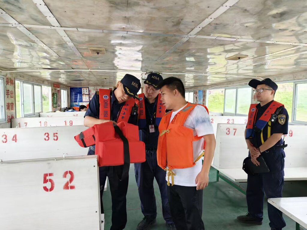 海事執(zhí)法人員開展涉客船舶救生設備檢查。受訪者供圖