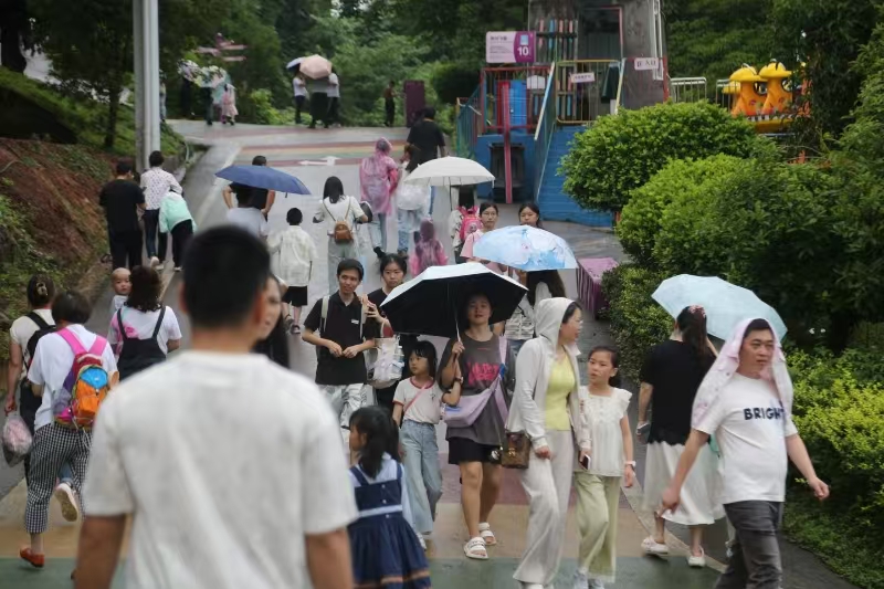 美心紅酒小鎮迎來眾多游客。受訪者供圖