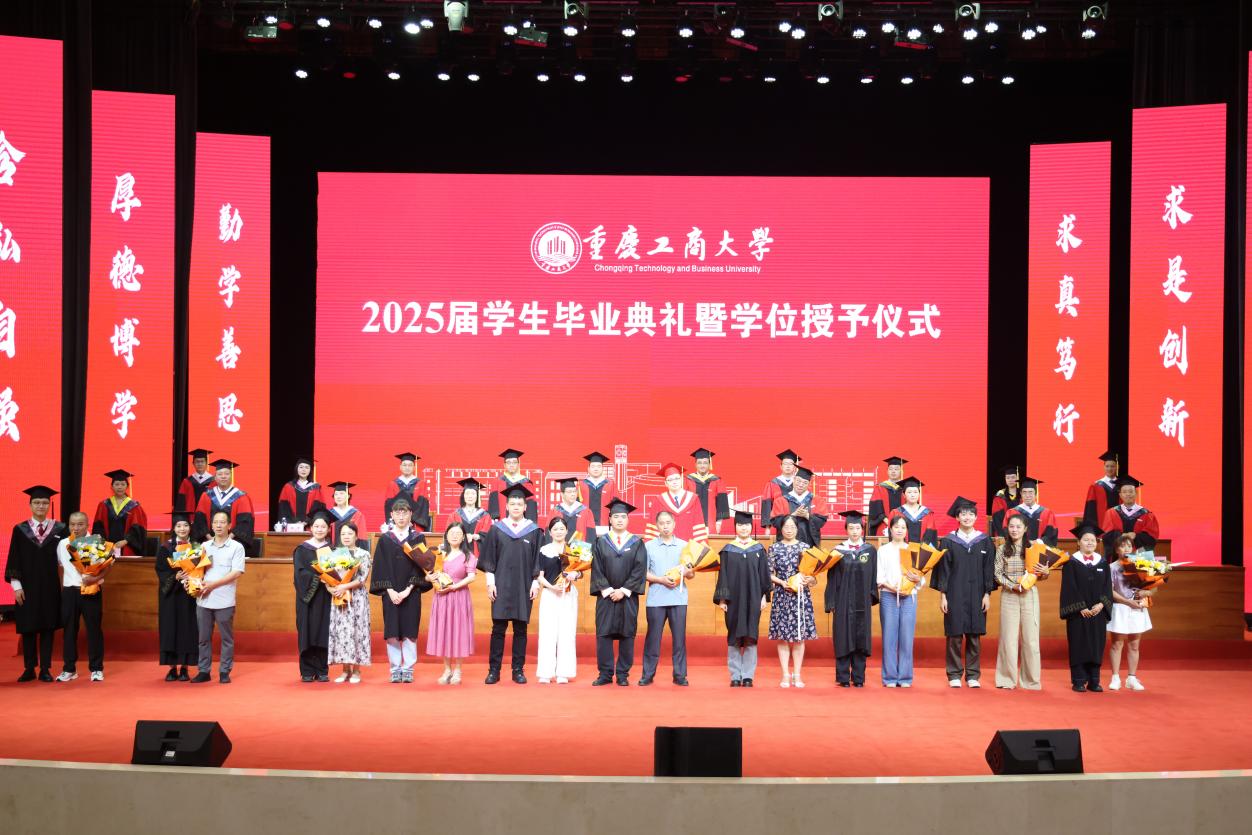 与父母合影