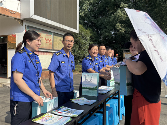 開展集中普法宣傳。江津區城市管理局供圖 第1眼TV-華龍網發