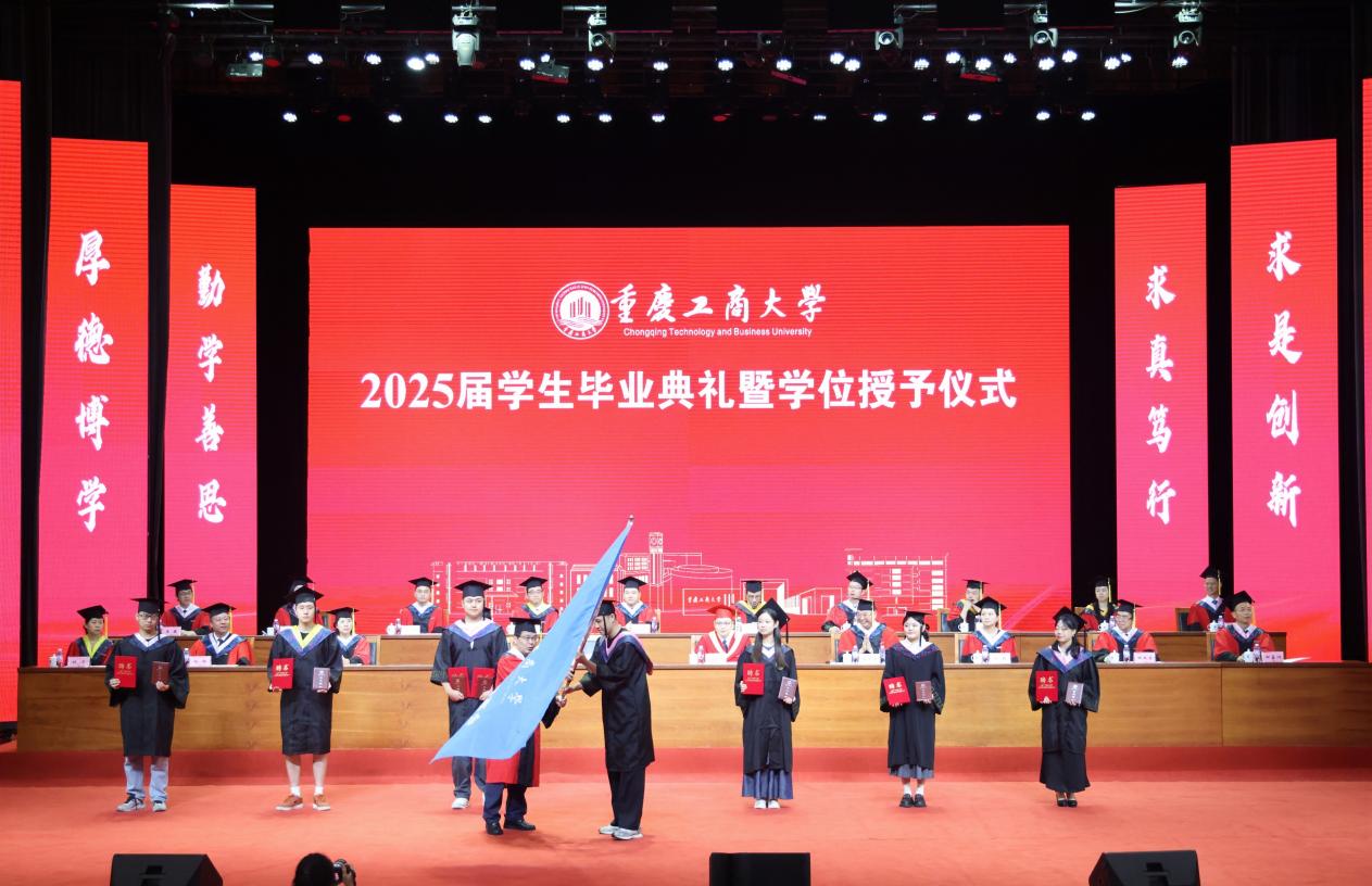 曾书记为校友-授旗