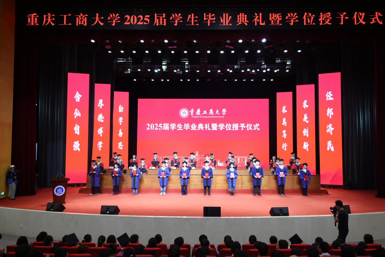 优秀研究生颁发证书