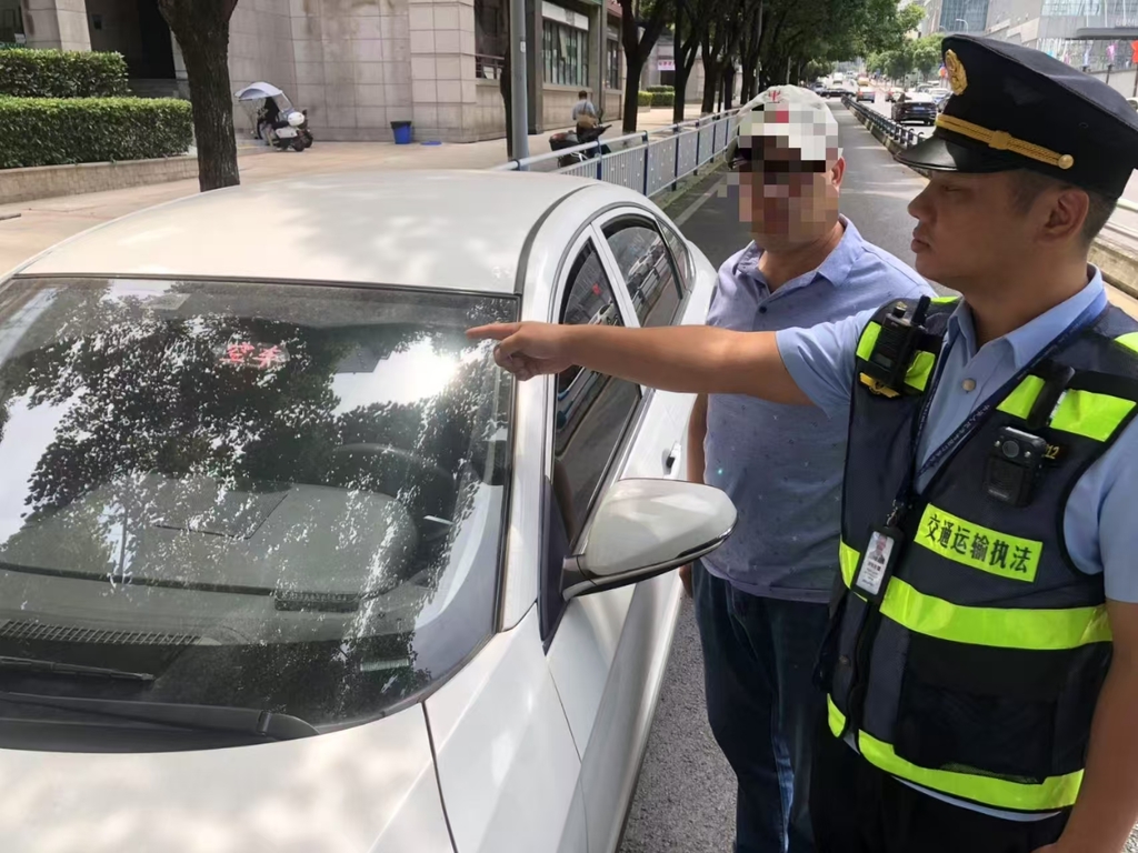 網約車上違規安裝出租車空車燈被查。受訪者供圖
