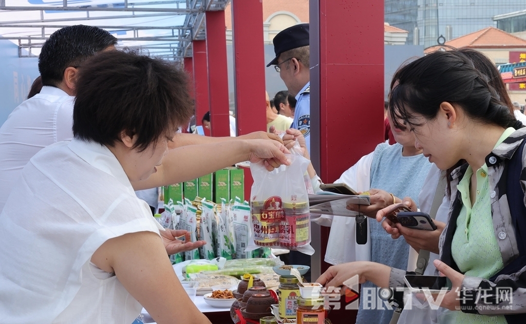 5 本地游客現場購買腐乳。第1眼TV-華龍網 董靜 攝