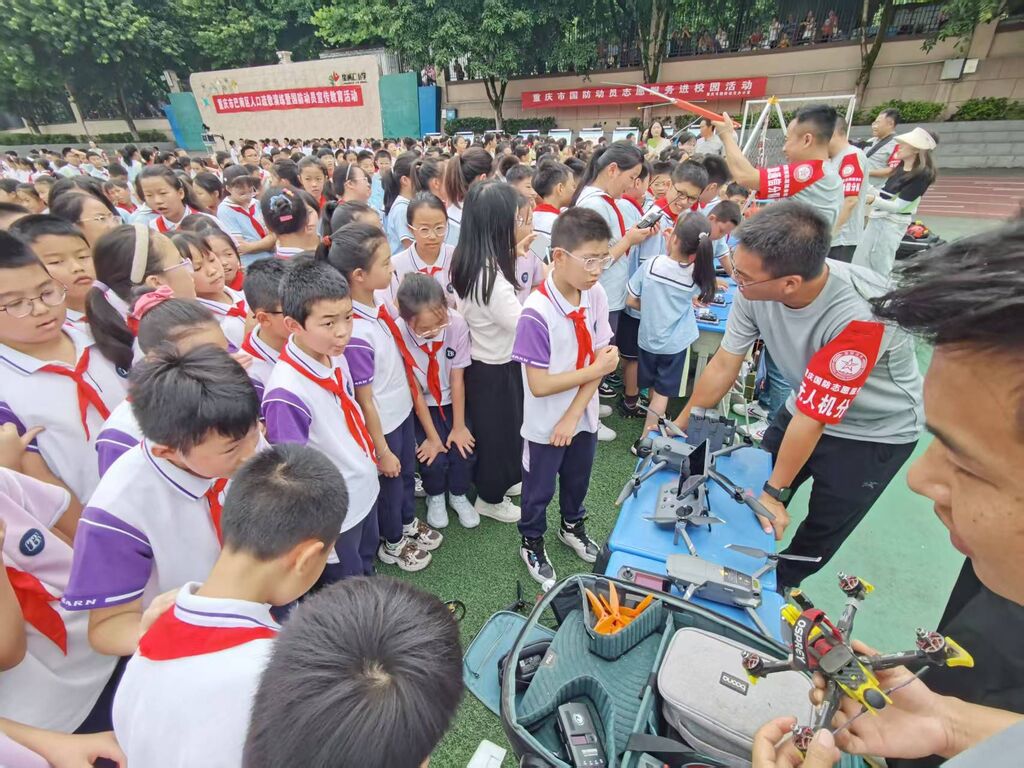 現場的師生直觀感受到現代科技在國防領域的應用。市人防宣教中心供圖 第1眼TV-華龍網發
