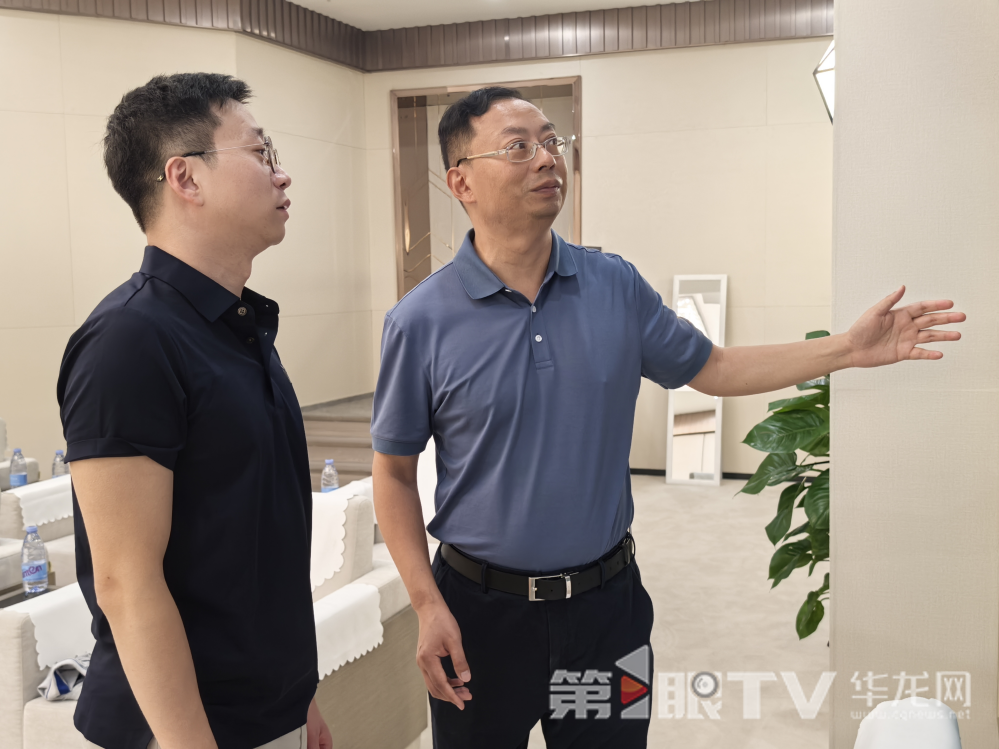 西湖大学博士生导师马仙珏与老师重逢。第1眼TV-华龙网记者曹洁铃 摄。