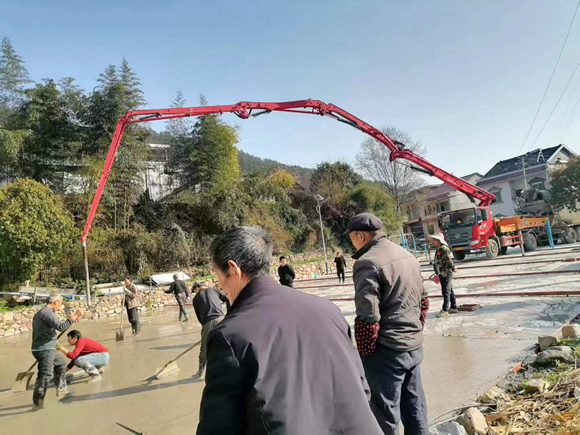 中平鄉(xiāng)中寨村修建籃球場。秀山縣委宣傳部供圖
