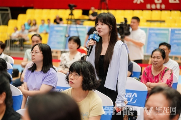 市民提问。第1眼TV-华龙网 夏国燕 摄
