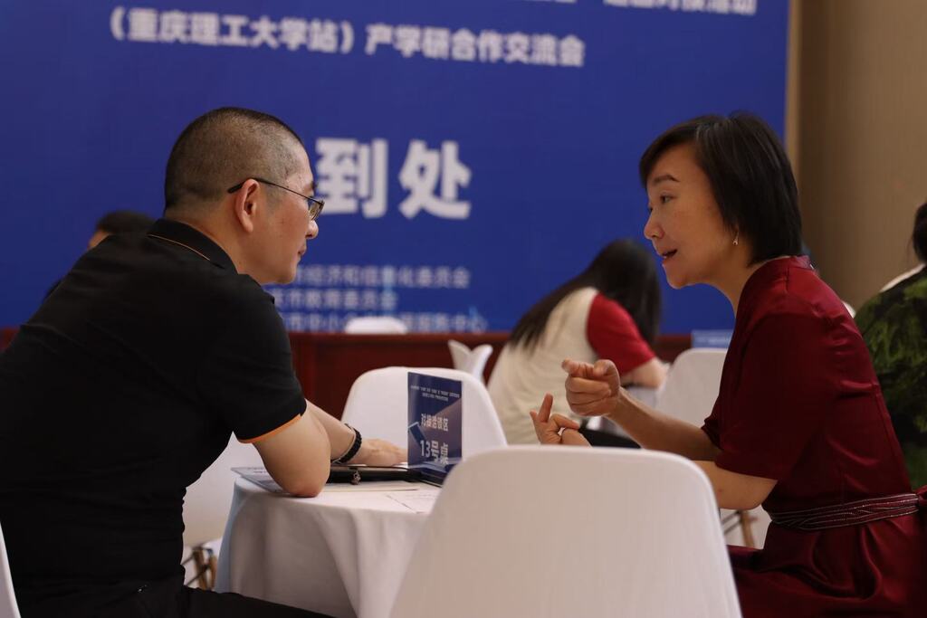 洽谈区内,企业和高校代表面对面交流。主办方供图