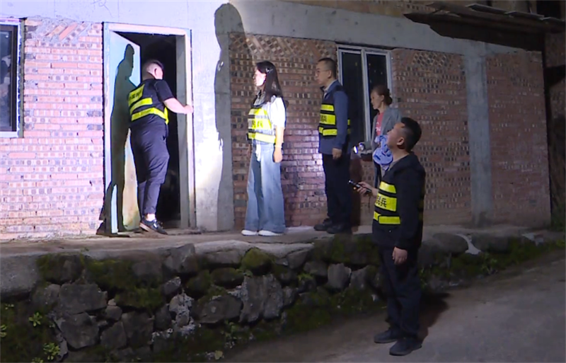 工作人員對(duì)塌方周邊區(qū)域進(jìn)行巡查。豐都縣融媒體中心供圖 第1眼TV-華龍網(wǎng) 發(fā)