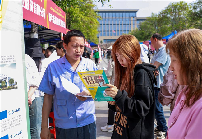 2025年梁平區(qū)青年就業(yè)專場招聘會上，求職者在了解招聘信息（資料圖）。梁平區(qū)融媒體中心供圖
