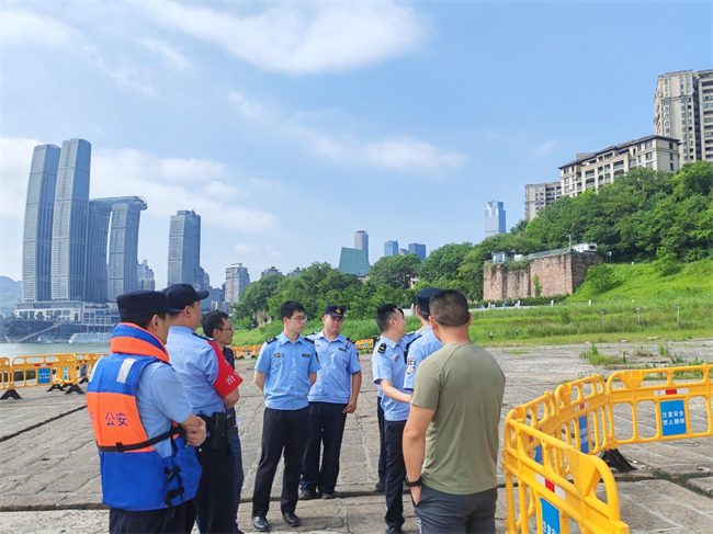 江北城街道聯(lián)合區(qū)市政局、水上派出所等部門開展專項(xiàng)治理。江北城街道供圖 第1眼TV-華龍網(wǎng)發(fā)
