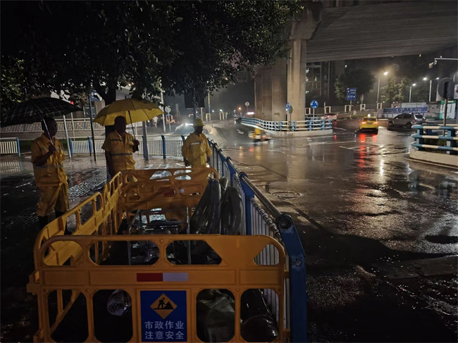 工作人員連夜作業。渝北區城市排水事務中心供圖