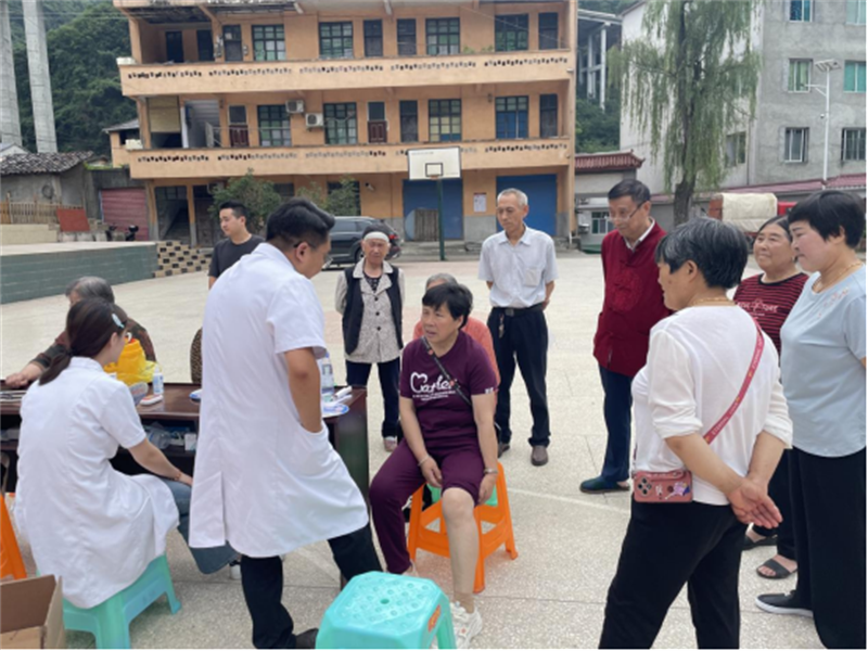義診現場。雞鳴鄉供圖