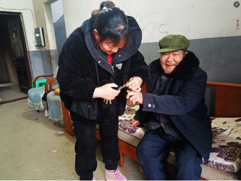 朱小青為甘先玉剪指甲。周溪鄉供圖
