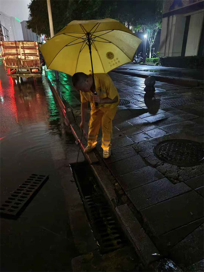 工作人員連夜作業。渝北區城市排水事務中心供圖2