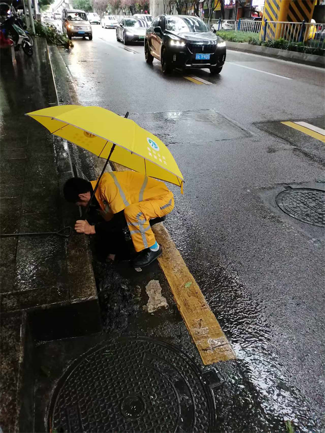 工作人員連夜作業。渝北區城市排水事務中心供圖3