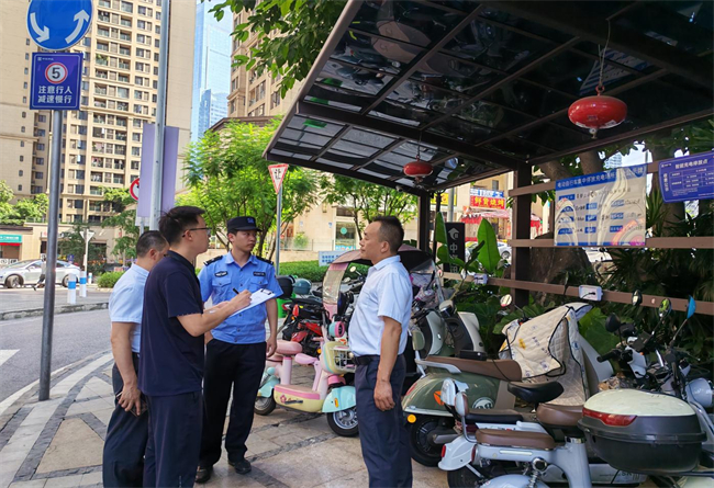 街道針對(duì)物業(yè)人員、裝修工人等群體進(jìn)行安全檢查、培訓(xùn)。江北城街道供圖 第1眼TV-華龍網(wǎng)發(fā)
