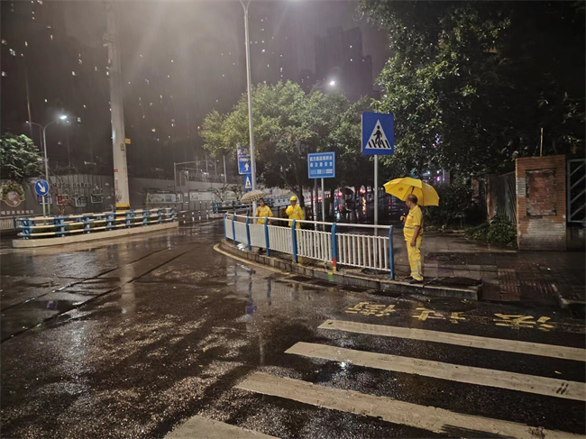 工作人員連夜作業。渝北區城市排水事務中心供圖