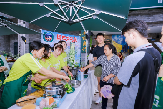 市民體驗健康美食。安利供圖 第1眼TV-華龍網發