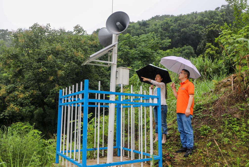地災監測員現場巡查。通訊員 譚啟云 攝