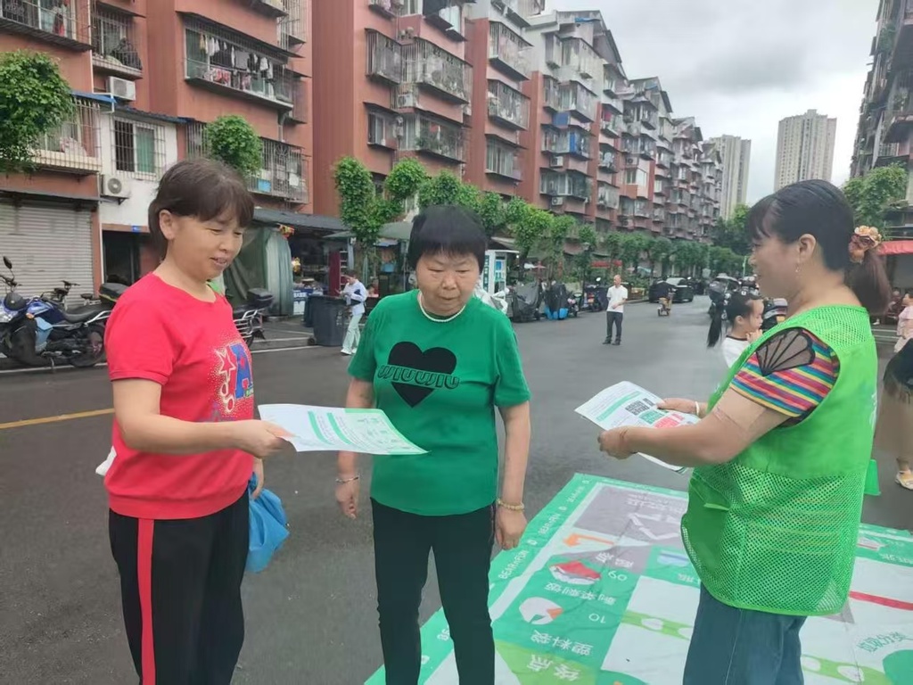 志愿者向居民们普及垃圾分类相关知识。受访者供图
