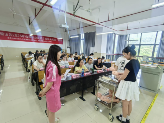 在高級育嬰員培訓班上，學員正在老師指導下進行嬰幼兒日常護理實操訓練。璧山區婦聯供圖