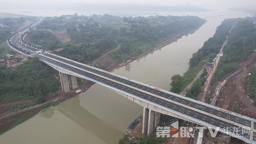 重庆江津支坪綦河大桥及引道工程正式建成通车。第1眼TV-华龙网首席记者 李文科 摄