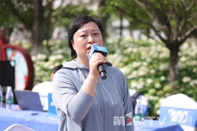 市民现场提问。第1眼TV-华龙网记者 李黎 摄
