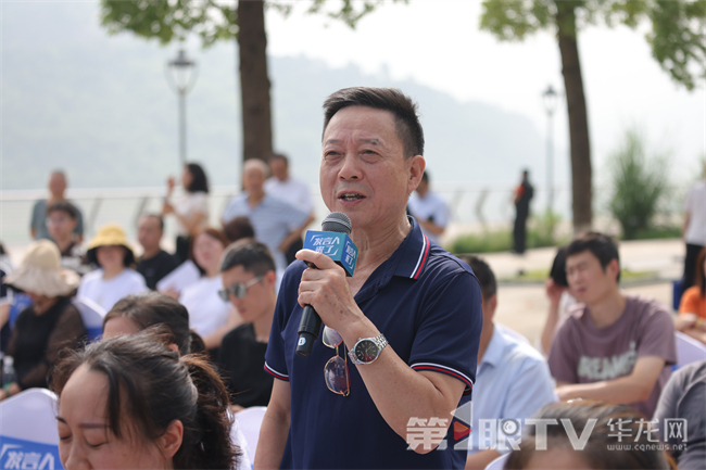 市民现场提问。第1眼TV-华龙网记者 李黎 摄